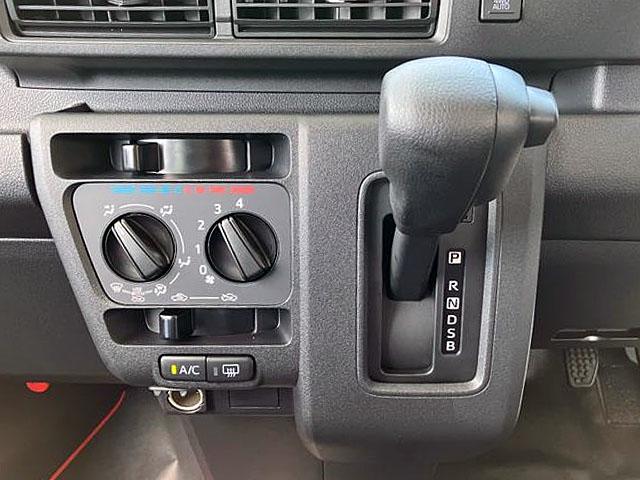 ハイゼットカーゴ デラックス　４ＷＤ　ＣＶＴ　ＡＭ／ＦＭラジオデッキ　スマートアシスト・コーナーセンサー・３モード電子制御４ＷＤ（ＣＶＴ車）・荷室長１，９１５ｍｍ・荷室幅１，４１０ｍｍ・荷室高１，２５０ｍｍ・ハロゲンヘッドランプ・マニュアルエアコン（9枚目）