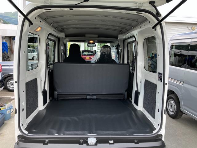 ハイゼットカーゴ デラックス　４ＷＤ　ＣＶＴ　ＡＭ／ＦＭラジオデッキ　スマートアシスト・コーナーセンサー・３モード電子制御４ＷＤ（ＣＶＴ車）・荷室長１，９１５ｍｍ・荷室幅１，４１０ｍｍ・荷室高１，２５０ｍｍ・ハロゲンヘッドランプ・マニュアルエアコン（14枚目）