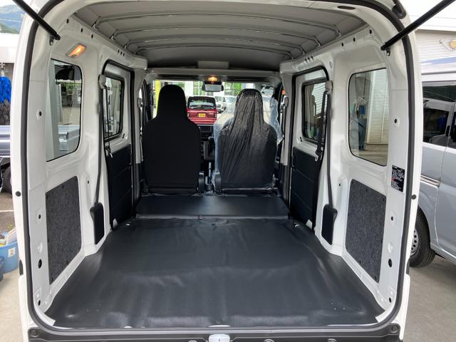 ハイゼットカーゴ デラックス　４ＷＤ　ＣＶＴ　ＡＭ／ＦＭラジオデッキ　スマートアシスト・コーナーセンサー・３モード電子制御４ＷＤ（ＣＶＴ車）・荷室長１，９１５ｍｍ・荷室幅１，４１０ｍｍ・荷室高１，２５０ｍｍ・ハロゲンヘッドランプ・マニュアルエアコン（15枚目）