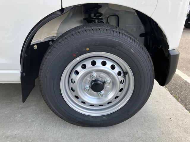 ハイゼットカーゴ デラックス　４ＷＤ　ＣＶＴ　ＡＭ／ＦＭラジオデッキ　スマートアシスト・コーナーセンサー・３モード電子制御４ＷＤ（ＣＶＴ車）・荷室長１，９１５ｍｍ・荷室幅１，４１０ｍｍ・荷室高１，２５０ｍｍ・ハロゲンヘッドランプ・マニュアルエアコン（23枚目）