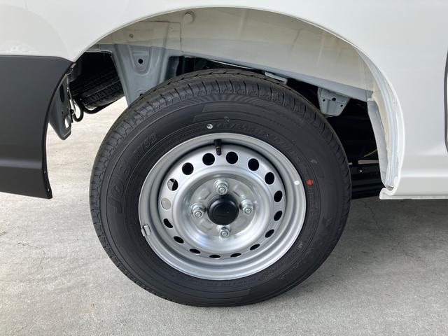 ハイゼットカーゴ デラックス　４ＷＤ　ＣＶＴ　ＡＭ／ＦＭラジオデッキ　スマートアシスト・コーナーセンサー・３モード電子制御４ＷＤ（ＣＶＴ車）・荷室長１，９１５ｍｍ・荷室幅１，４１０ｍｍ・荷室高１，２５０ｍｍ・ハロゲンヘッドランプ・マニュアルエアコン（24枚目）