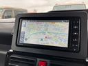オーディオ周りの画像です。山梨ダイハツでは純正ナビ付きやドラレコ付きのお車も多数ご用意がございます。電装品にも1年間の保証が付いております。