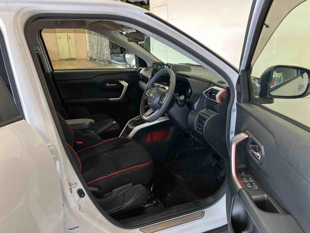 ロッキー Ｘ　（車内　消臭・抗菌　処理済）　衝突被害軽減システム　４ＷＤ　ナビ　パノラマモニター　アルミホイール　キーフリーシステム（9枚目）