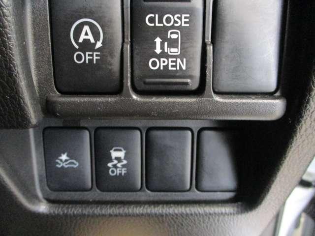 エマージェンシーブレーキコントロール、アイドリングストップなどのコントロールスイッチ類。運転席から樹種席側スライドドアの開閉も可能です。