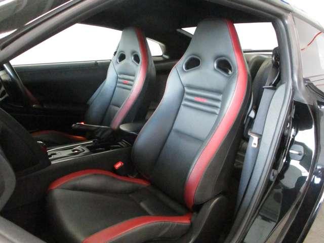 厳選された質感の本革レカロシートは運転席助手席で専用デザインが施されております。