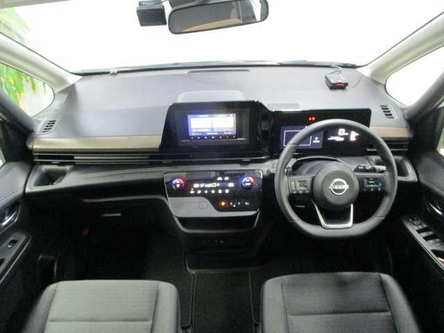 ミニバンならではの見渡しのいい運転席と、広々とした室内。スタイリッシュなインテリアです。女性ドライバーにも嬉しいバックカメラ付で駐車も楽々！