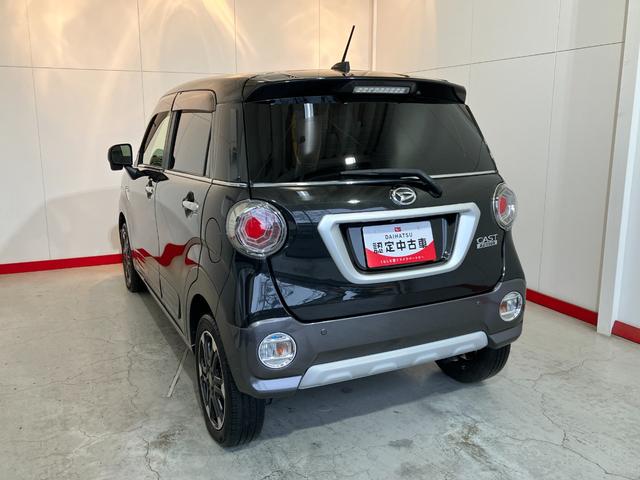 専用のエンジンクリーナーで全体に噴霧し汚れを浮かします。ボンネット裏などの汚れを中心にブラシがけを行い、洗浄しエアブローで仕上げております。