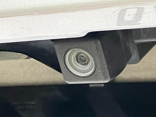 クリーナーを施工箇所全体に噴霧を行い、汚れ箇所を中心にブラッシングします。その後、専用の機械を使い、リンサーまたはスチーム洗浄で汚れを落としております。