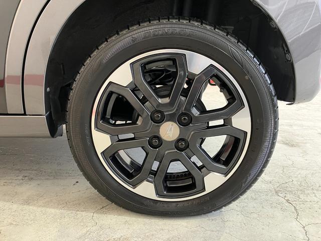 インナートリム、ダッシュボードの艶出し、内窓の拭き上げ等を行い、品質基準を満たしているか仕上がりのチェックを実施します。