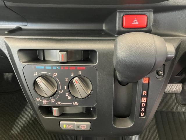 ミライース Ｌ　ＳＡＩＩＩ　オーディオレス／ハロゲンヘッドライト　ワンオーナー　オーディオレス　キーレスエントリー　ハロゲンヘッドライト　オートライト　オートマチックハイビーム　スマアシＩＩＩ　カーペットマット　ロングバイザー　取扱説明書　メンテナンスノート（19枚目）