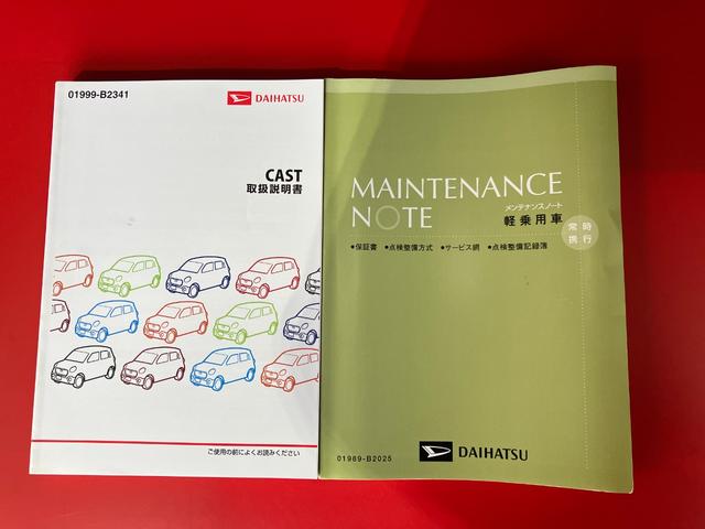 �N���[�i�[���{�H�ӏ��S�̂ɕ������s���A����ӏ��𒆐S�Ƀu���b�V���O���܂��B���̌�A��p�̋@�B���g���A�����T�[�܂��̓X�`�[�����ŉ���𗎂Ƃ��Ă���܂��B