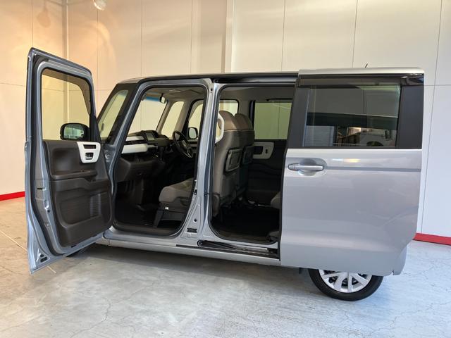 �N���[�i�[���{�H�ӏ��S�̂ɕ������s���A����ӏ��𒆐S�Ƀu���b�V���O���܂��B���̌�A��p�̋@�B���g���A�����T�[�܂��̓X�`�[�����ŉ���𗎂Ƃ��Ă���܂��B