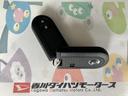 お客様に気持ち良く乗っていただけるよう、工具を使わず取り外せる部品は全て取り外し清掃しております。シート可動の場合は、シートを動かし裏側まで清掃を行っております。