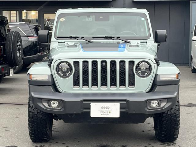 セブンスロットグリルと丸いヘッドライトがジープの特徴です