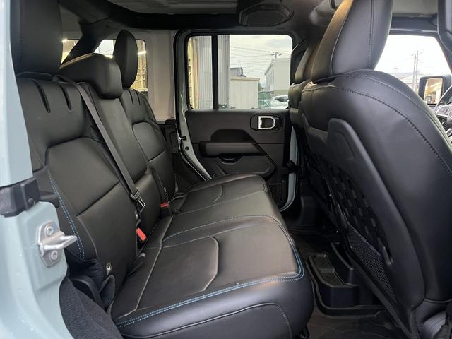 後部座席も広々と使えます。