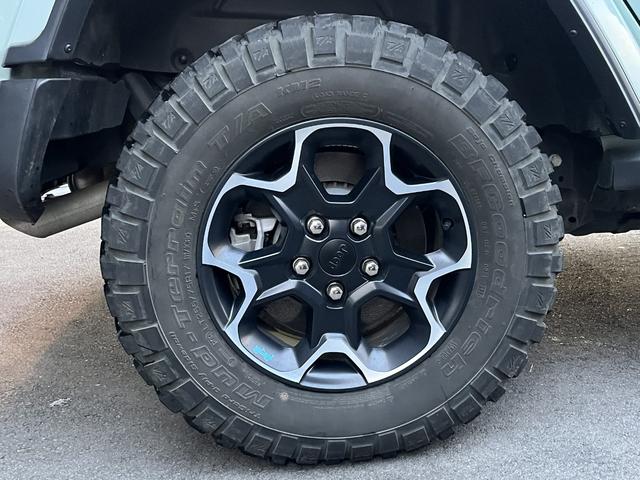 弊社では全車両入荷時に点検を行っております。ご納車前にも再度点検整備を行い、全国ご自宅前までご納車致します。正規ディーラーならではのクオリティと安心をお届け致します。