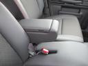 アームレストがあるので、長距離運転時などドライバーの負担を軽減してくれます。
