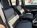 アームレスト付きの広々運転席は