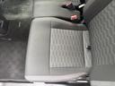 助手席の下には取り出しが可能な便利収納スペースあります。