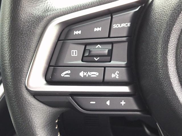 ハンドルでナビの操作ができるステアリングリモコン付です。