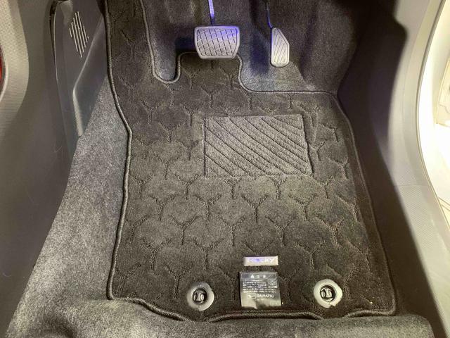 �ł��C�ɂȂ鎺���́A���ɂ�������ăN���[�j���O���Ă���܂��B�}�b�g��V�[�g�����ł͂Ȃ��A�G�A�R���̐����o������h�A�m�u�̌��ԂȂǁA�l�X�ȃu���V�⓹����g�������āA���X�܂ŃN���[�j���O���Ă���܂��B