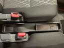 最も気になる室内は、特にこだわってクリーニングしております。マットやシートだけではなく、エアコンの吹き出し口やドアノブの隙間など、様々なブラシや道具を使い分けて、隅々までクリーニングしております。