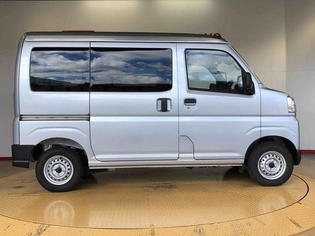 ハイゼットカーゴ ＤＸ　４ＷＤ　ＡＭ／ＦＭラジオ　　マニュアルエアコン　パワーステアリング　パワードアロック　キーレスエントリー　衝突被害軽減システム　横滑り防止機能　アイドリングストップ　オートライト　ＡＢＳ（6枚目）