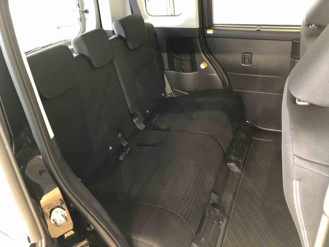 前席を最も後ろに下げても膝前に余裕があります！しかも解放感のあるフロアで、広々とした後席足下♪