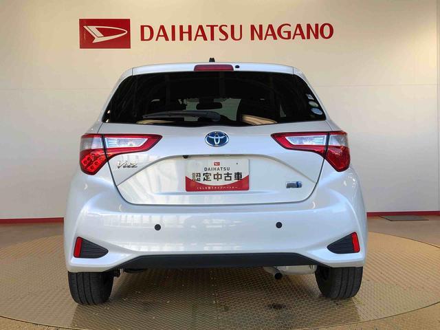 ヴィッツ ハイブリッドU 2WD 衝突被害軽減システム 横滑り防止機能 シートヒーター オートライト プッシュスタート スマートキー オートエアコン パワステ パワーウインドウ 電動格納ドアミラー ABS(5枚目)