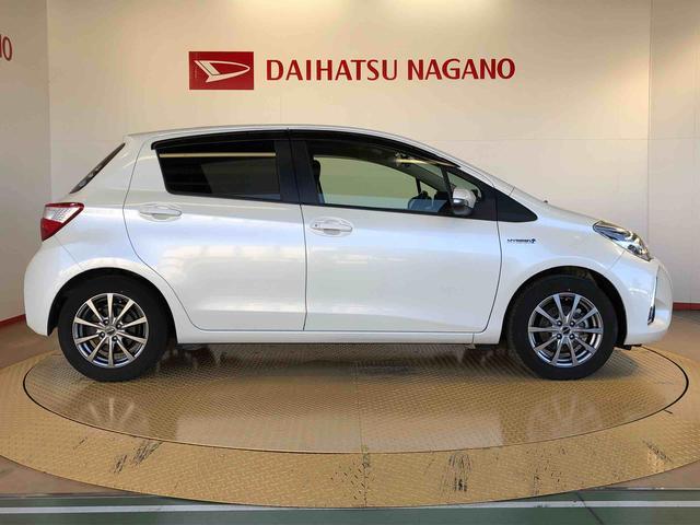 ヴィッツ ハイブリッドU 2WD 衝突被害軽減システム 横滑り防止機能 シートヒーター オートライト プッシュスタート スマートキー オートエアコン パワステ パワーウインドウ 電動格納ドアミラー ABS(6枚目)