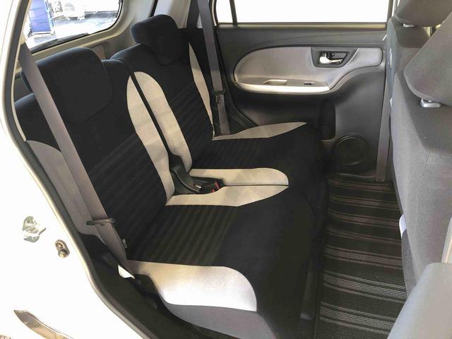 前席を最も後ろに下げても膝前に余裕があります！しかも解放感のあるフロアで、広々とした後席足下♪