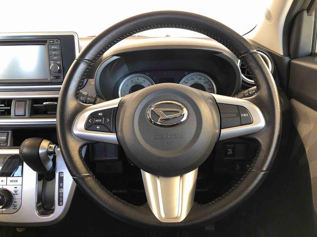 ナビゲーションやオーディオなどの操作がハンドルの手元でできるステアリングスイッチが付いています。
