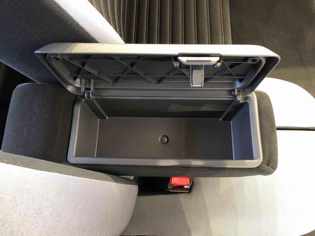 センターアームレスト付きで運転中も腕が楽々！