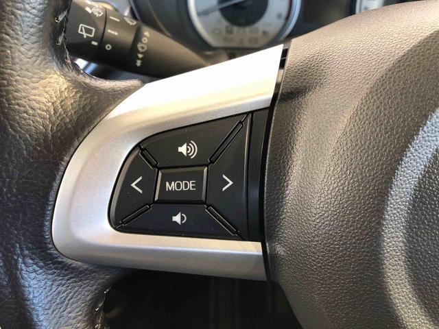 ナビゲーションやオーディオなどの操作がハンドルの手元でできるステアリングスイッチが付いています。