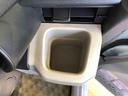 便利なドリンクホルダーが付いています。