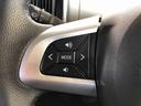 ナビゲーションやオーディオなどの操作がハンドルの手元でできるステアリングスイッチが付いています。