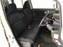運転席の座面高さを調整できるシートリフターが付いています。フロントシートはベンチシートを採用で、座面も広く使い勝手もいいですよ♪