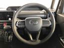 ナビゲーションやオーディオなどの操作がハンドルの手元でできるステアリングスイッチが付いています。