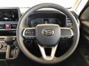 ナビゲーションやオーディオなどの操作がハンドルの手元でできるステアリングスイッチが付いています。