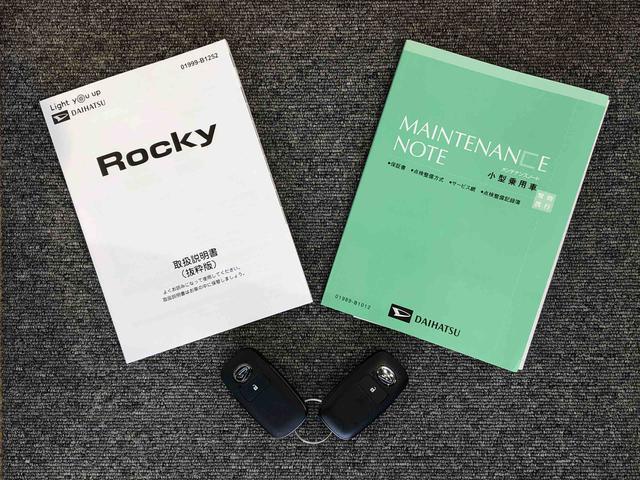 ロッキー プレミアムＧ　ＨＥＶ　２ＷＤ　クルーズコントロール　衝突被害軽減システム　横滑り防止機能　シートヒーター　オートライト　オートエアコン　プッシュスタート　スマートキー　アイドリングストップ　電動格納ドアミラー　ＡＢＳ（44枚目）