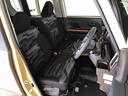 運転席の座面高さを調整できるシートリフターが付いています。フロントシートはベンチシートを採用で、座面も広く使い勝手もいいですよ♪