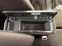 センターアームレスト付きで運転中も腕が楽々!