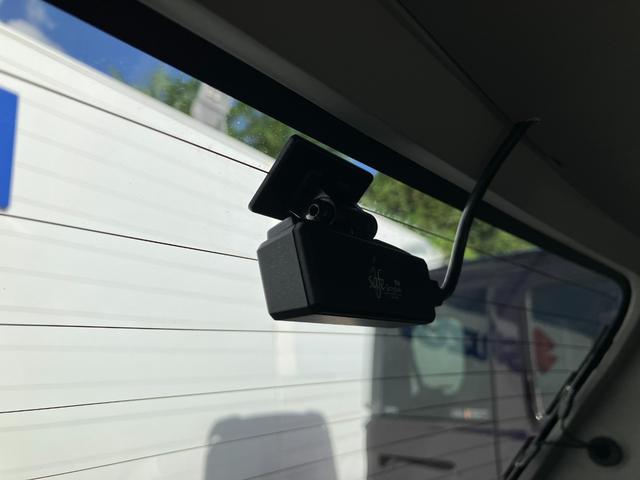 ドライブレコーダーが前後についています