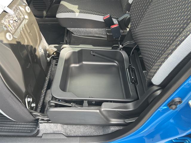 助手席下の小物入れ。