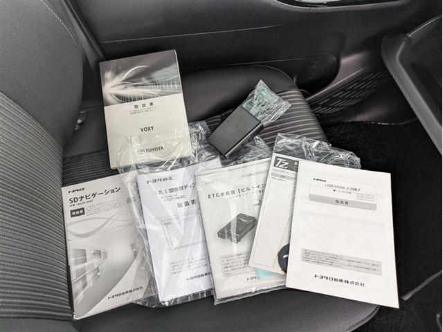 ヴォクシー ハイブリッドＺＳ　煌ＩＩ　フルセグ　メモリーナビ　ＤＶＤ再生　ミュージックプレイヤー接続可　後席モニター　バックカメラ　衝突被害軽減システム　ＥＴＣ　ドラレコ　両側電動スライド　ＬＥＤヘッドランプ　乗車定員７人　３列シート（29枚目）