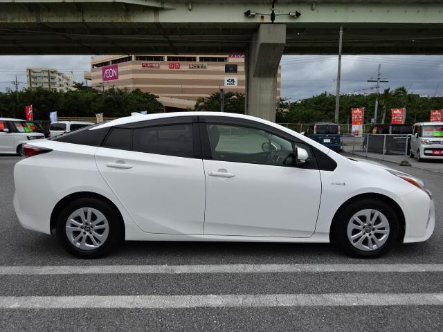 プリウス Ｓ　走行３万３千キロ　トヨタセーフティーセンス　ＳＤナビ　フルセグＴＶ　ＤＶＤ　ブルートゥース　前後ドライブレコーダー　ＥＴＣ　バックカメラ　ＬＥＤヘッドライト　純正アルミ　クルーズコントロール（4枚目）