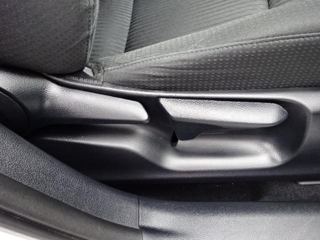 プリウス Ｓ　走行３万３千キロ　トヨタセーフティーセンス　ＳＤナビ　フルセグＴＶ　ＤＶＤ　ブルートゥース　前後ドライブレコーダー　ＥＴＣ　バックカメラ　ＬＥＤヘッドライト　純正アルミ　クルーズコントロール（17枚目）