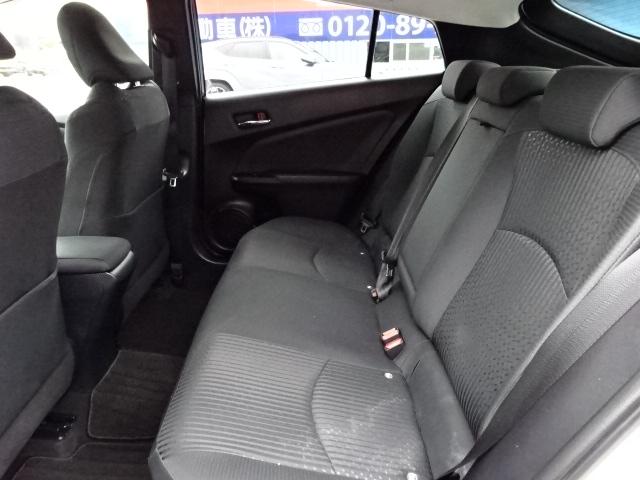 プリウス Ｓ　走行３万３千キロ　トヨタセーフティーセンス　ＳＤナビ　フルセグＴＶ　ＤＶＤ　ブルートゥース　前後ドライブレコーダー　ＥＴＣ　バックカメラ　ＬＥＤヘッドライト　純正アルミ　クルーズコントロール（21枚目）