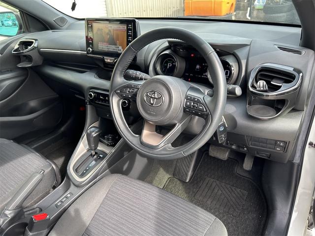 ヤリス ハイブリッドＺ　９インチオーディオ　バックモニター　純正エアロ　ブルートゥースオーディオ　ＥＴＣ　ＵＳＢ　トヨタセーフティーセンス　車線逸脱警報　１５インチアルミホイル　コーナーセンサー（5枚目）