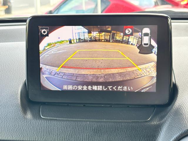 バックカメラ、リアパーキングセンサーを標準装備。